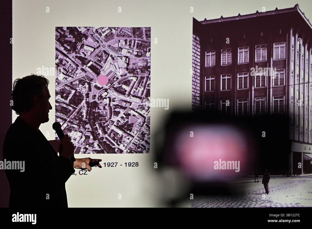 Opava, Repubblica Ceca. 24 aprile 2025. L'architetto belga David Van Severen parla in una presentazione di una proposta per l'ulteriore utilizzo dell'ex grande magazzino Breda, un edificio iconico dell'architetto Leopold Bauer, proprio nell'ex grande magazzino di Opava, Repubblica Ceca, il 24 aprile 2025. Crediti: Jaroslav Ozana/CTK Photo/Alamy Live News Foto Stock