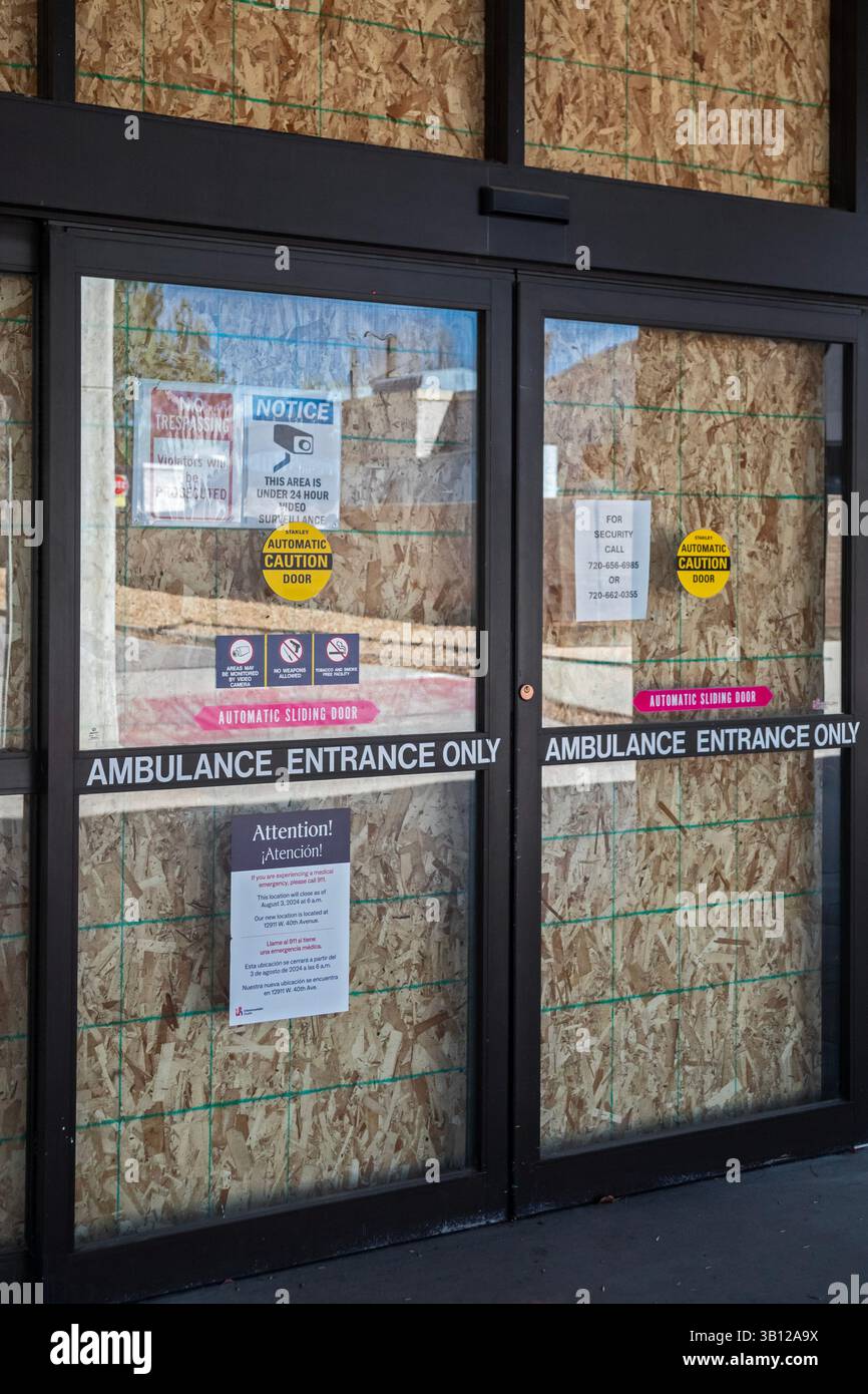 Wheat Ridge, Colorado - l'ingresso dell'ambulanza dell'ospedale luterano di Intermountain Health è abbordato dopo la chiusura dell'ospedale e trasferito in un nuovo Foto Stock
