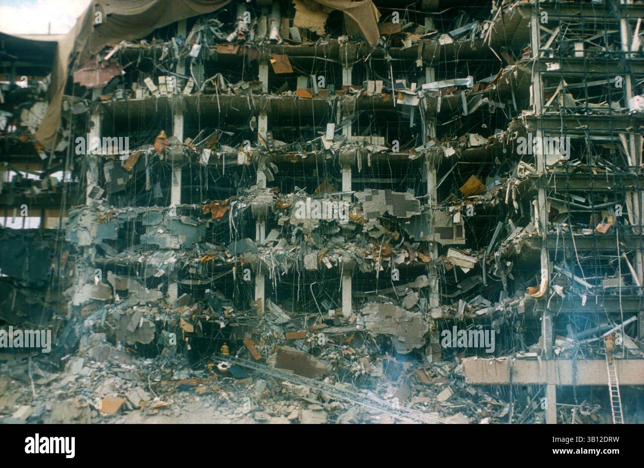 Aprile 2015 - file - il 19 aprile 1995, un'esplosione di camion-bomba fuori dall'Alfred P. Murrah Federal Building a Oklahoma City, Oklahoma, ha causato 168 morti e centinaia di feriti. L'esplosione fu scatenata dal militante anti-governo Timothy McVeigh, che nel 2001 fu giustiziato per i suoi crimini. Il suo co-cospiratore Terry Nichols è stato condannato a vita in prigione. Nella foto - 19 aprile 1995 - Oklahoma City, Oklahoma, Stati Uniti - i soccorritori si trovano di fronte all'edificio federale a seguito di un'esplosione di un camion bomba. (Immagine di credito: © John Whelihan/ZUMAPRESS.com) Foto Stock