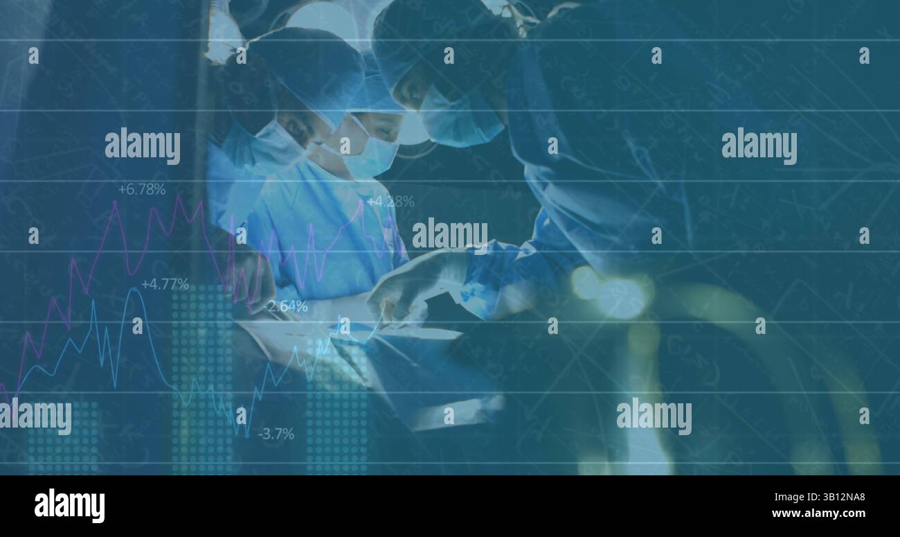 Gruppo operativo di tre chirurghi che eseguono interventi chirurgici in O, con strumenti chirurgici, sovrapposizioni di dati Foto Stock