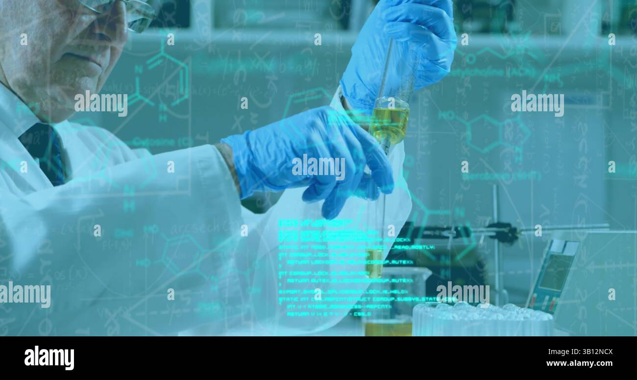 Immagine dell'elaborazione di dati scientifici per mano di un anziano lavoratore di laboratorio maschile caucasico Foto Stock