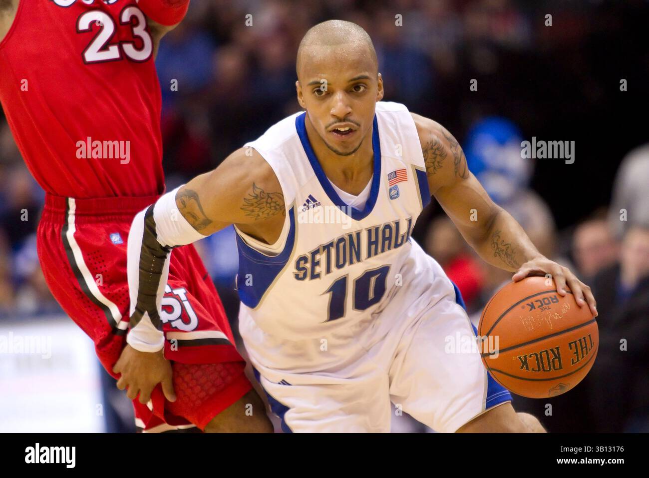 3 marzo 2011: I Seton Hall Pirates guardano Jordan Theodore (10) in azione mentre cercano di superare la guardia della tempesta Rossa di St. John Paris Horne (23) durante la partita di basket NCAA tra la tempesta Rossa di St. John e i Pirati di Seton Hall al Prudential Center di Newark, New Jersey. The Pirates sconvolse The Red Storm, 84-70.(immagine di credito: © Chris Szagola/Cal Sport Media/ZUMAPRESS.com) Foto Stock