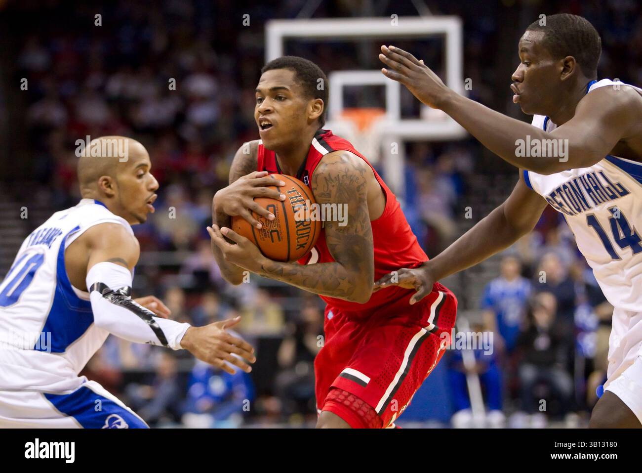 3 marzo 2011: La guardia della tempesta Rossa di St. John Dwight Hardy (12) in azione mentre si va tra la guardia dei Pirati Seton Hall Jordan Theodore (10) e la guardia Eniel Polynice (14) durante la partita di basket NCAA tra i St John's Red Storm e i Seton Hall Pirates al Prudential Center di Newark, New Jersey. (Immagine di credito: © Chris Szagola/Cal Sport Media/ZUMAPRESS.com) Foto Stock