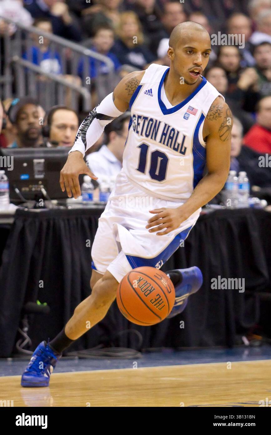 3 marzo 2011: I Seton Hall Pirates guardano Jordan Theodore (10) in azione con la palla durante la partita di basket NCAA tra i St John's Red Storm e i Seton Hall Pirates al Prudential Center di Newark, New Jersey. The Pirates sconvolse The Red Storm, 84-70.(immagine di credito: © Chris Szagola/Cal Sport Media/ZUMAPRESS.com) Foto Stock