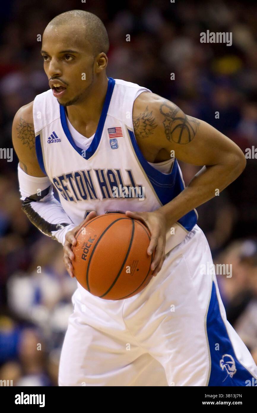 5 marzo 2011: I Seton Hall Pirates guardano Jordan Theodore (10) in azione durante la partita di basket NCAA tra i Marquette Golden Eagles e i Seton Hall Pirates al Prudential Center di Newark, New Jersey. The Pirates batte i Golden Eagles, 85-72.(immagine di credito: © Chris Szagola/Cal Sport Media/ZUMAPRESS.com) Foto Stock