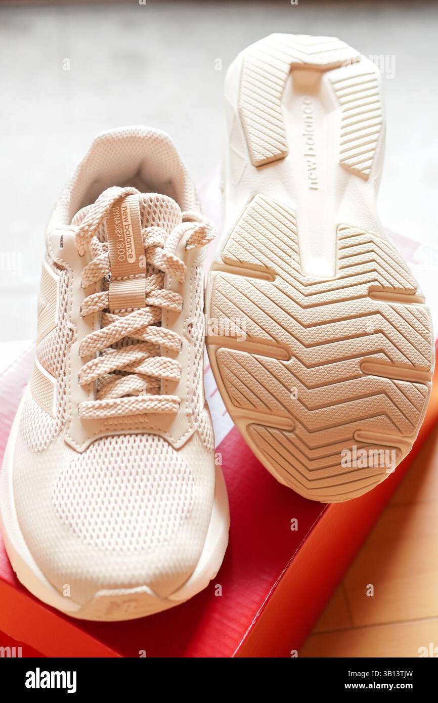 Tokyo, Giappone - 5 marzo 2025; la suola delle scarpe da ginnastica casual bianche unisex sulla scatola delle scarpe Foto Stock