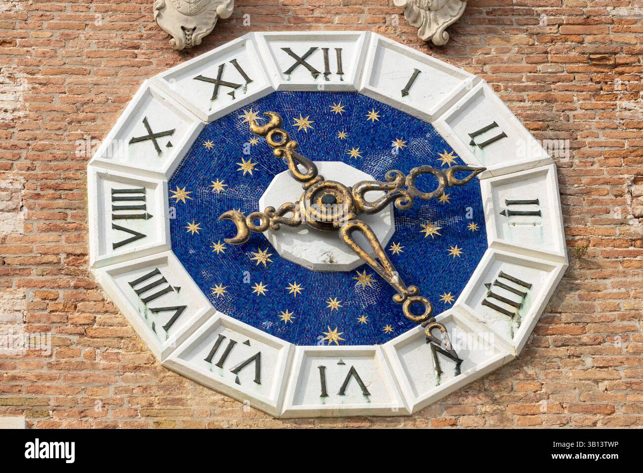 Orologio storico a mosaico con numeri romani Foto Stock