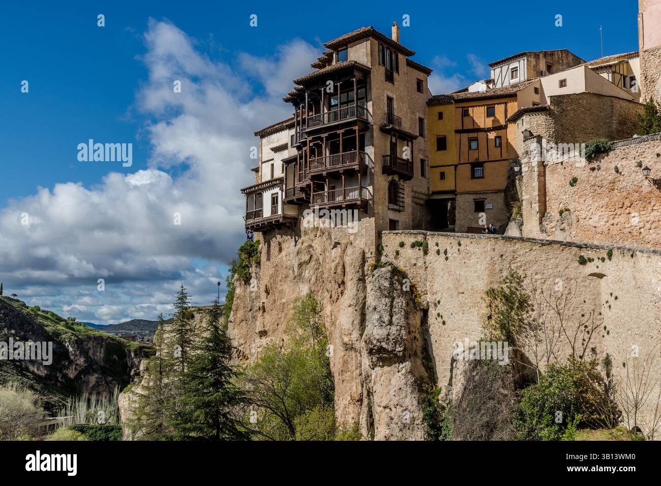 «Hanging Houses» di Cuenca (Casas Colgadas). Una delle case sospese è stata sede del Museo di Arte astratta spagnola (Museo de Arte Abstracto Español) dal 1966. Espone un'importante collezione di arte spagnola moderna con opere di artisti come Antoni Tàpies, Eduardo Chillida e Pablo Serrano. L'arte è esposta su diversi livelli degli edifici storici, con molti elementi costruttivi originali come balconi in legno e strutture gotiche che sono stati conservati. Cuenca, Castilla-la Mancha, Spagna Foto Stock