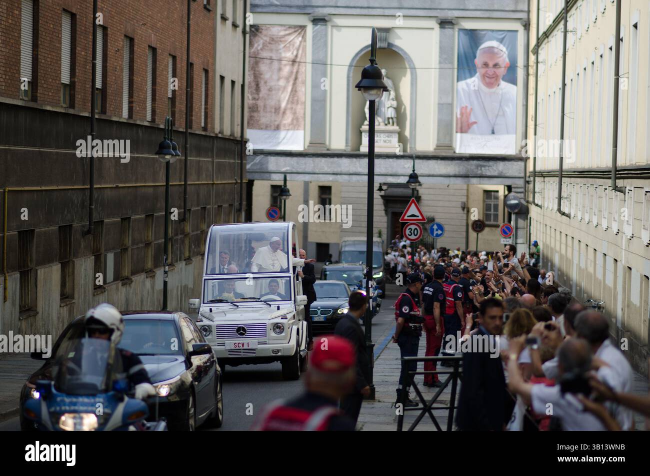 Papa Francesco visita la piccola Casa della Divina Provvidenza, del beato Cottolengo. Egli saluta e benedice le persone, diffondendo la parola di Gesù, la pace Foto Stock
