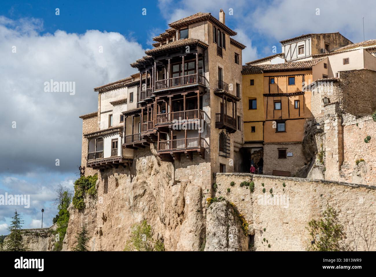 «Hanging Houses» di Cuenca (Casas Colgadas). Una delle case sospese è stata sede del Museo di Arte astratta spagnola (Museo de Arte Abstracto Español) dal 1966. Espone un'importante collezione di arte spagnola moderna con opere di artisti come Antoni Tàpies, Eduardo Chillida e Pablo Serrano. L'arte è esposta su diversi livelli degli edifici storici, con molti elementi costruttivi originali come balconi in legno e strutture gotiche che sono stati conservati. Cuenca, Castilla-la Mancha, Spagna Foto Stock