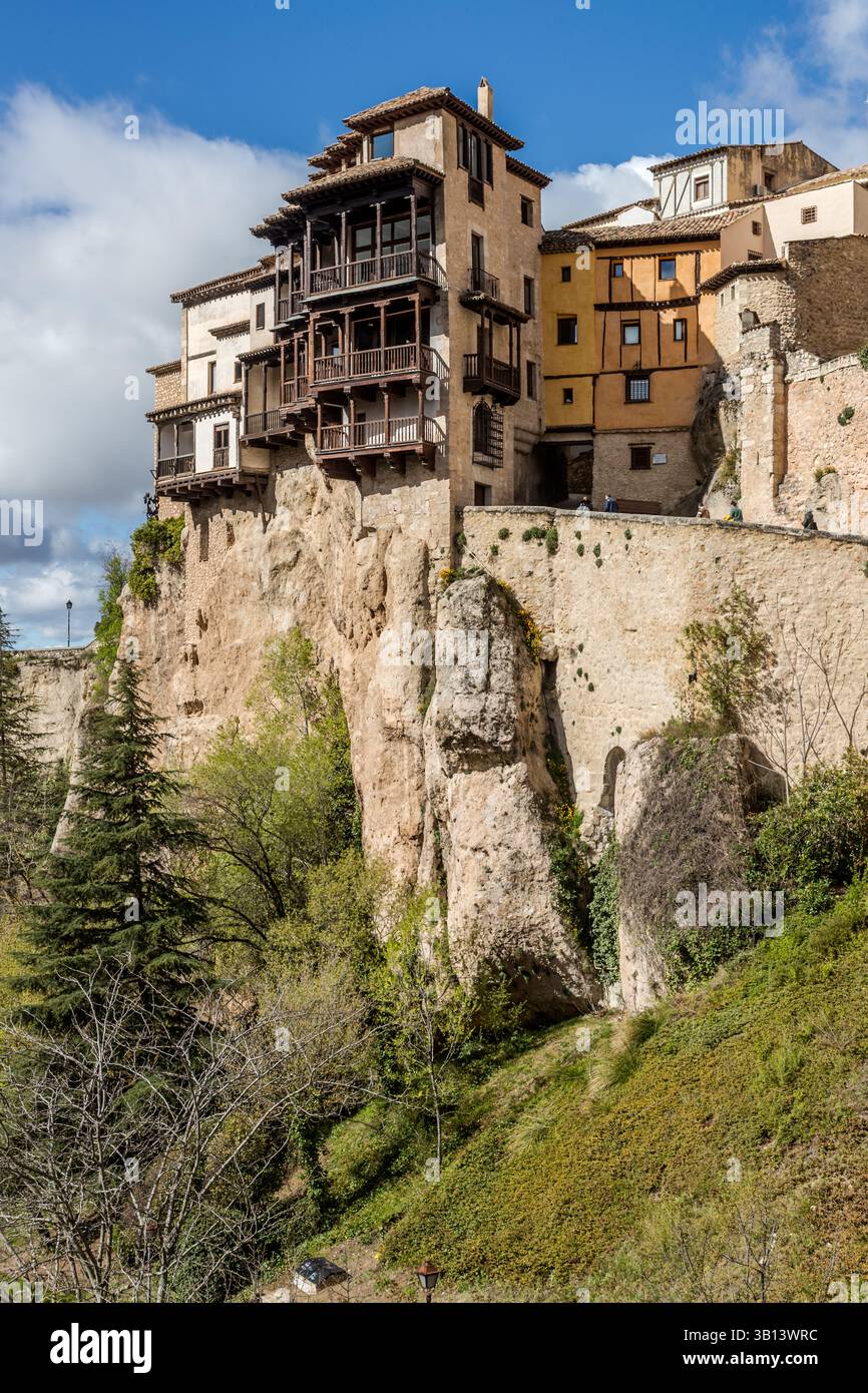 «Hanging Houses» di Cuenca (Casas Colgadas). Una delle case sospese è stata sede del Museo di Arte astratta spagnola (Museo de Arte Abstracto Español) dal 1966. Espone un'importante collezione di arte spagnola moderna con opere di artisti come Antoni Tàpies, Eduardo Chillida e Pablo Serrano. L'arte è esposta su diversi livelli degli edifici storici, con molti elementi costruttivi originali come balconi in legno e strutture gotiche che sono stati conservati. Cuenca, Castilla-la Mancha, Spagna Foto Stock