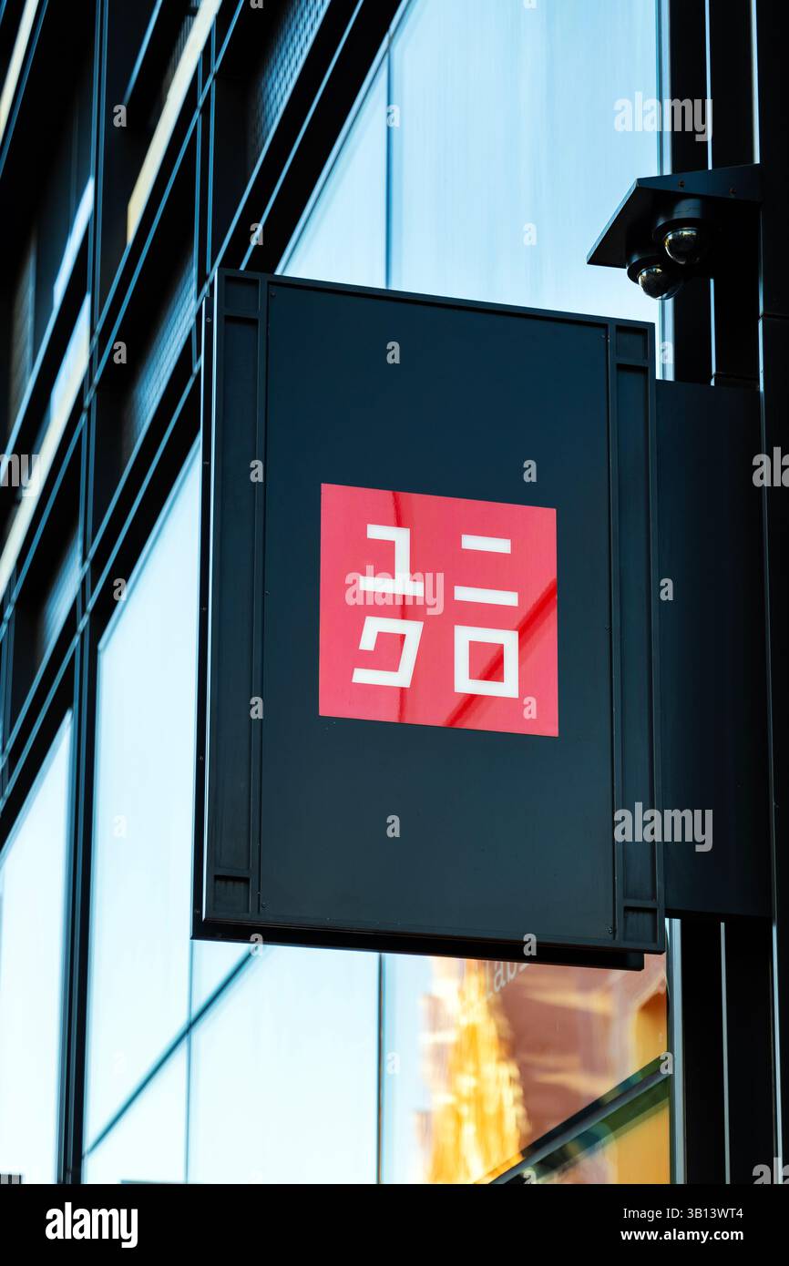 Firma per il negozio di abbigliamento Uniqlo a Tottenham Court Road, Londra, Inghilterra Foto Stock