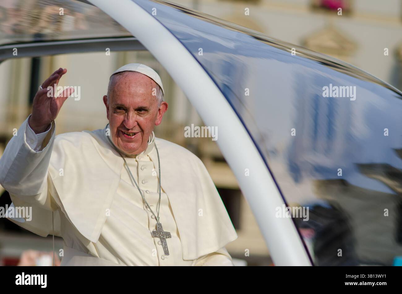 Papa Francesco, con il suo sorriso e modi semplici e umili. il suo pontificato ha ispirato milioni di persone in tutto il mondo e benedice le persone. Foto Stock