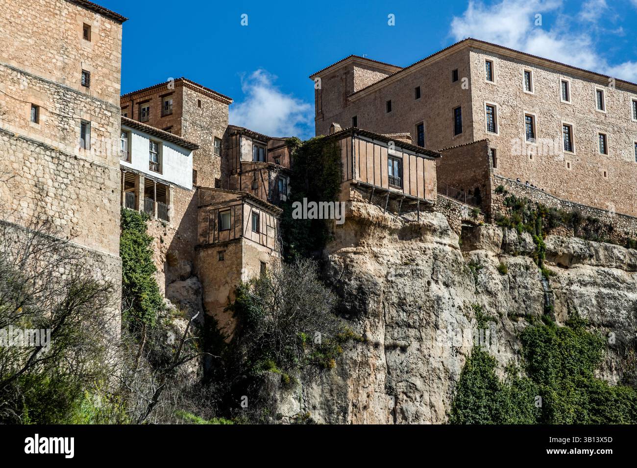 Vecchie case si aggrappano a una ripida parete rocciosa a Cuenca, Castilla-La Mancha, Spagna. Il grande edificio a destra era la sede dell'Inquisizione, mentre un'altra casa è costruita direttamente sulla scogliera. Foto Stock