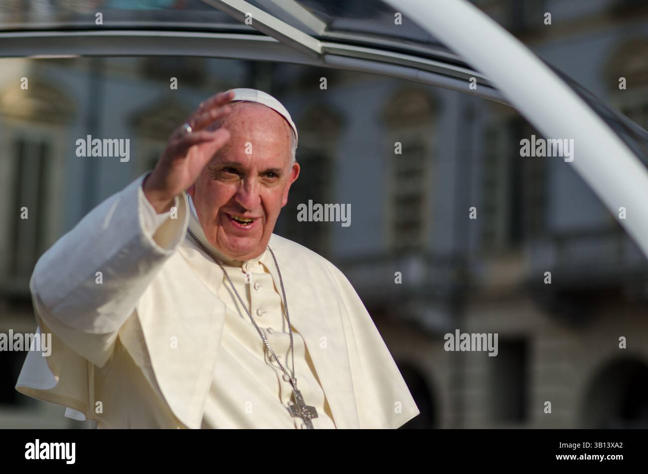 Papa Francesco, con il suo sorriso e modi semplici e umili. il suo pontificato ha ispirato milioni di persone in tutto il mondo e benedice le persone. Foto Stock