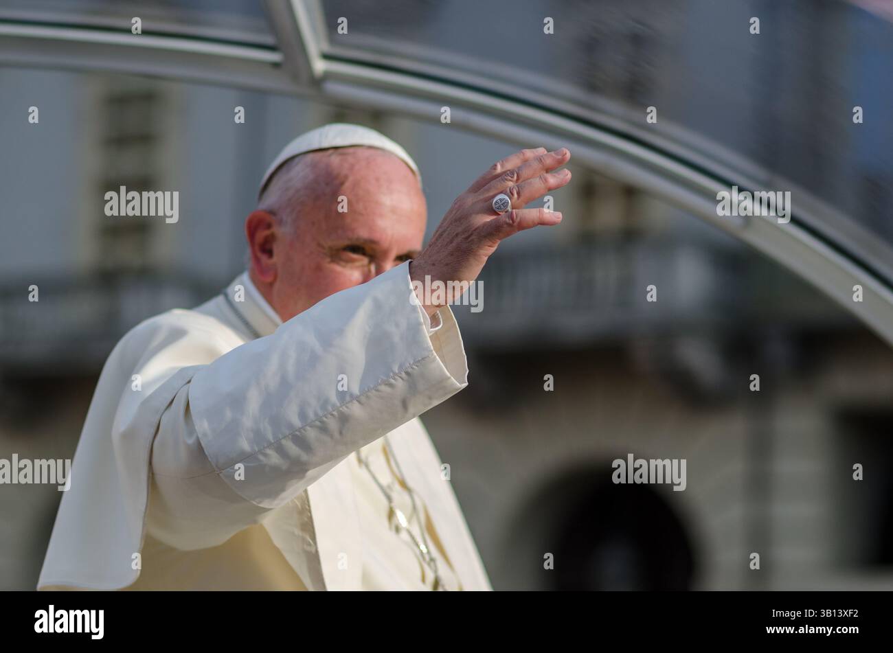 Papa Francesco, con il suo sorriso e modi semplici e umili. il suo pontificato ha ispirato milioni di persone in tutto il mondo e benedice le persone. Foto Stock