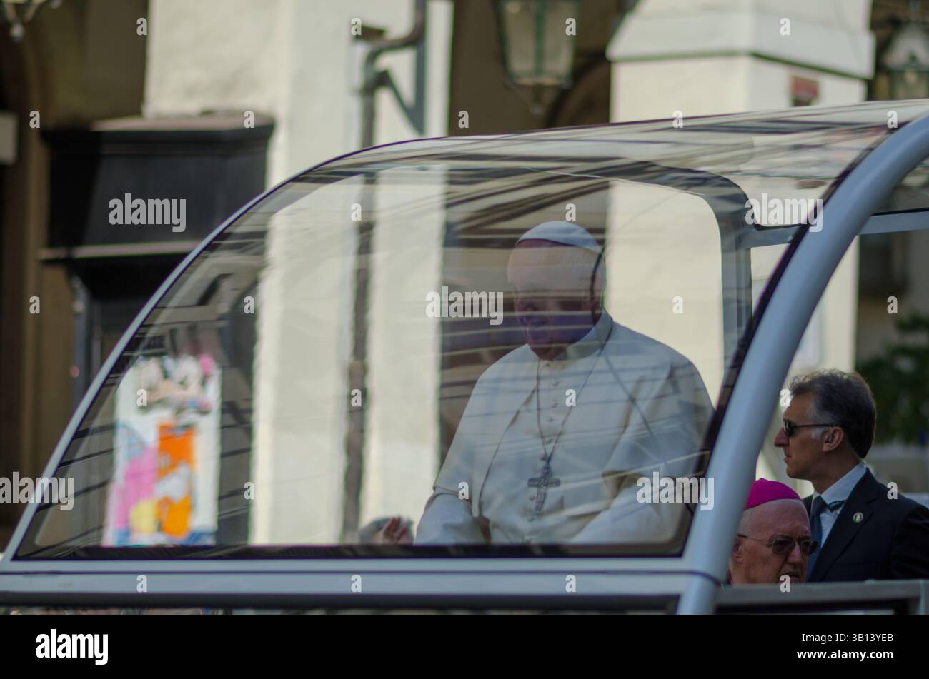Papa Francesco, con il suo sorriso e modi semplici e umili. il suo pontificato ha ispirato milioni di persone in tutto il mondo e benedice le persone. Foto Stock