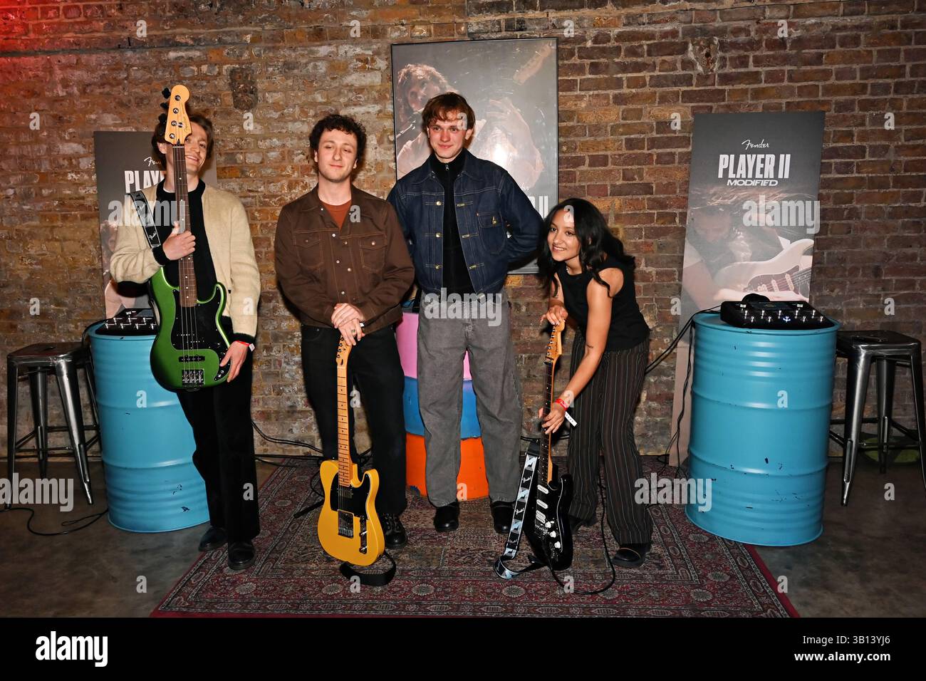 LONDRA, INGHILTERRA - 24 APRILE 2025: La band indipendente di Leeds English Teacher vince il premio Mercury si esibisce al Fender ospita "The Fender Mod Shop", una società con sede negli Stati Uniti che produce e commercializza strumenti musicali e amplificatori, al Bike Shed di Shoreditch, Londra. La vetrina Fender celebra il lancio della nuova serie Player II modificata in tutto il mondo, che sono versioni migliorate della sua linea Player II più popolare al Bike Shed di Londra, Inghilterra. (Foto di 李世惠/SEE li/Picture Capital) credito: Vedi li/Picture Capital/Alamy Live News Foto Stock