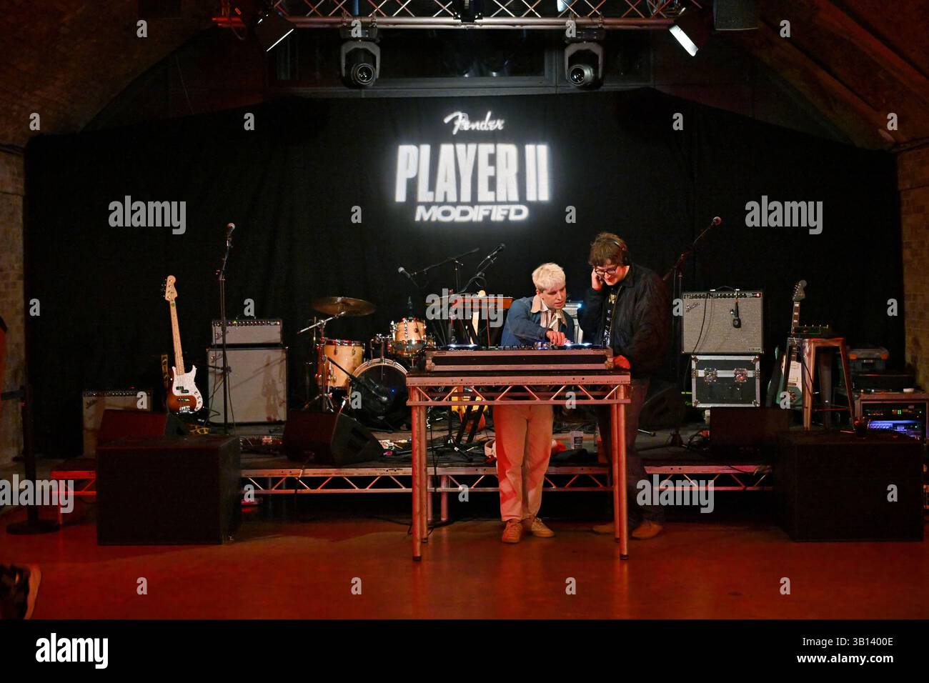 LONDRA, INGHILTERRA - 24 APRILE 2025: Il DJ del team sportivo si esibisce alle esposizioni della Fender Musical Instruments Corporation al Fender ospita "The Fender Mod Shop", una società con sede negli Stati Uniti che produce e commercializza strumenti musicali e amplificatori, al Bike Shed di Shoreditch, Londra. La vetrina Fender celebra il lancio della nuova serie Player II modificata in tutto il mondo, che sono versioni migliorate della sua linea Player II più popolare al Bike Shed di Londra, Inghilterra. (Foto di 李世惠/SEE li/Picture Capital) credito: Vedi li/Picture Capital/Alamy Live News Foto Stock