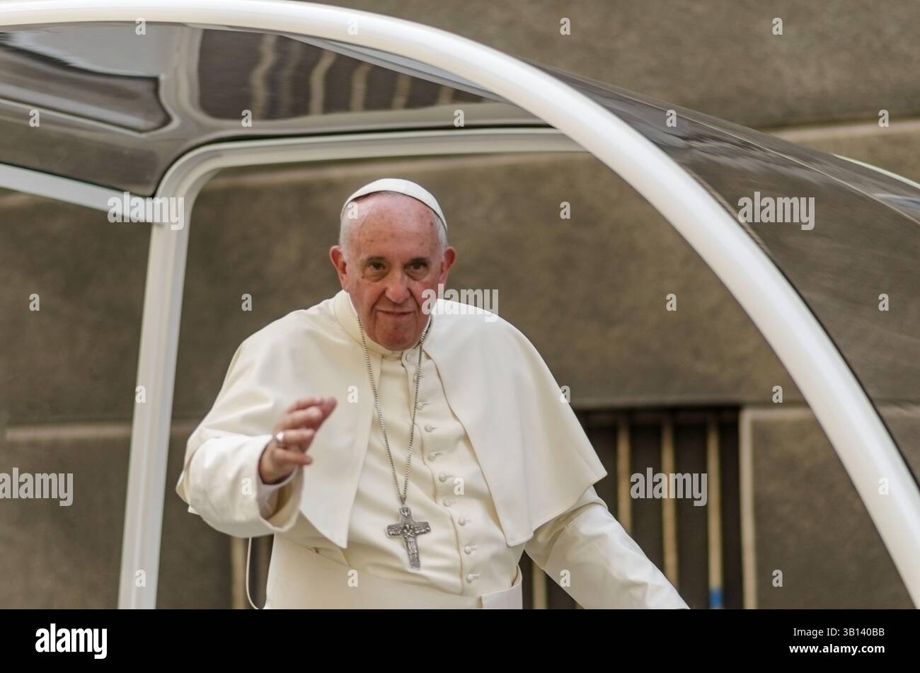 Papa Francesco, con il suo sorriso e modi semplici e umili. il suo pontificato ha ispirato milioni di persone in tutto il mondo e benedice le persone. Foto Stock