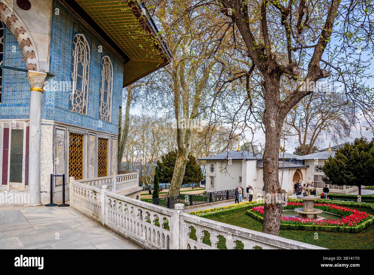 Vista dallo storico chiosco di Baghdad al Palazzo Topkapi su una fontana e tulipani rossi in fiore. Eleganza ottomana in primavera. Istanbul, Turchia Foto Stock