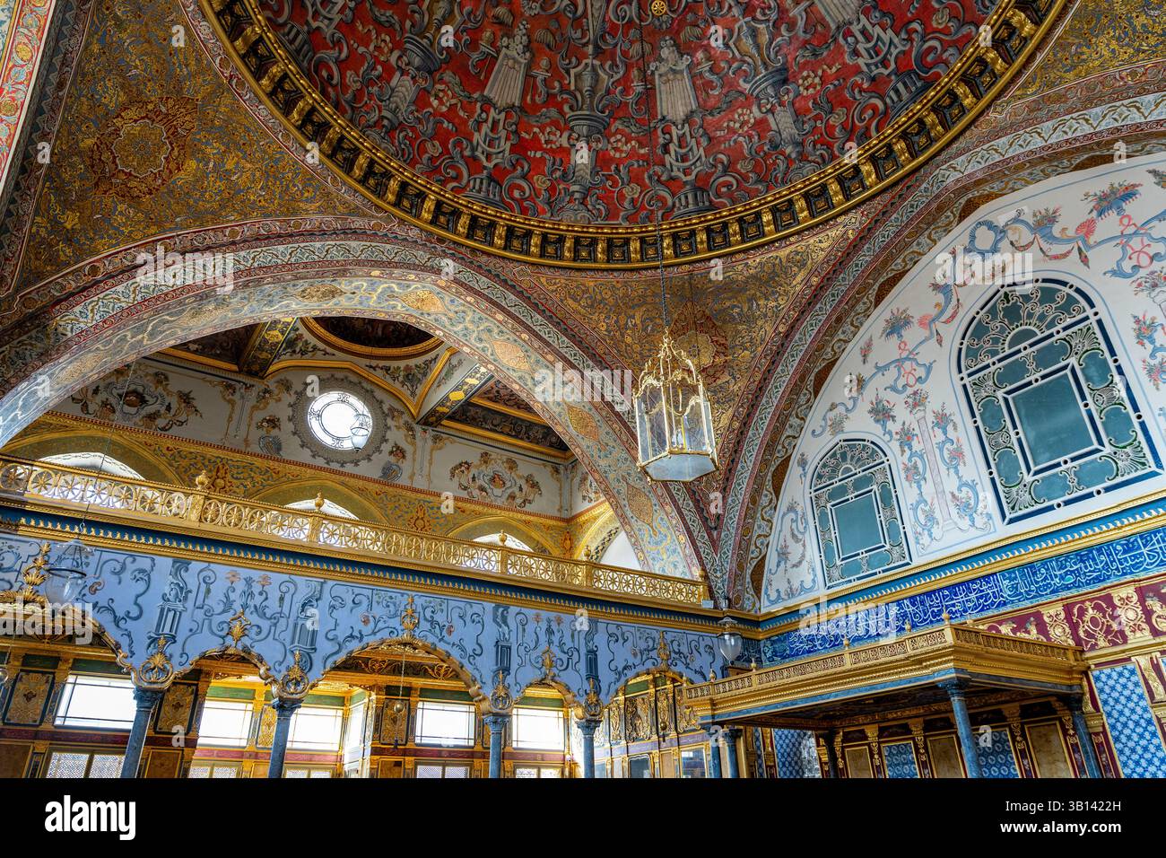 Soffitto decorato dipinto della sala Imperiale del Sultano nell'Harem del Palazzo Topkapi, simbolo del potere ottomano a Istanbul, Turchia (Turkiye) Foto Stock