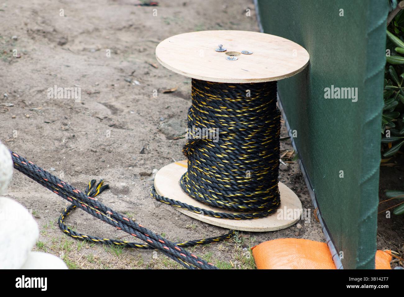 fune nera e gialla intorno alla bobina Foto Stock