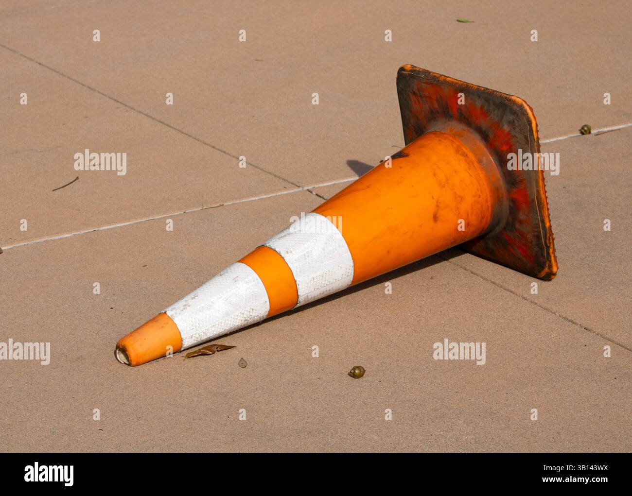 il cono segnaletico arancione è rivolto verso l'esterno Foto Stock