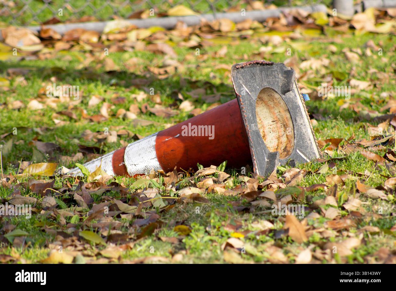il cono segnaletico arancione è rivolto verso l'esterno Foto Stock