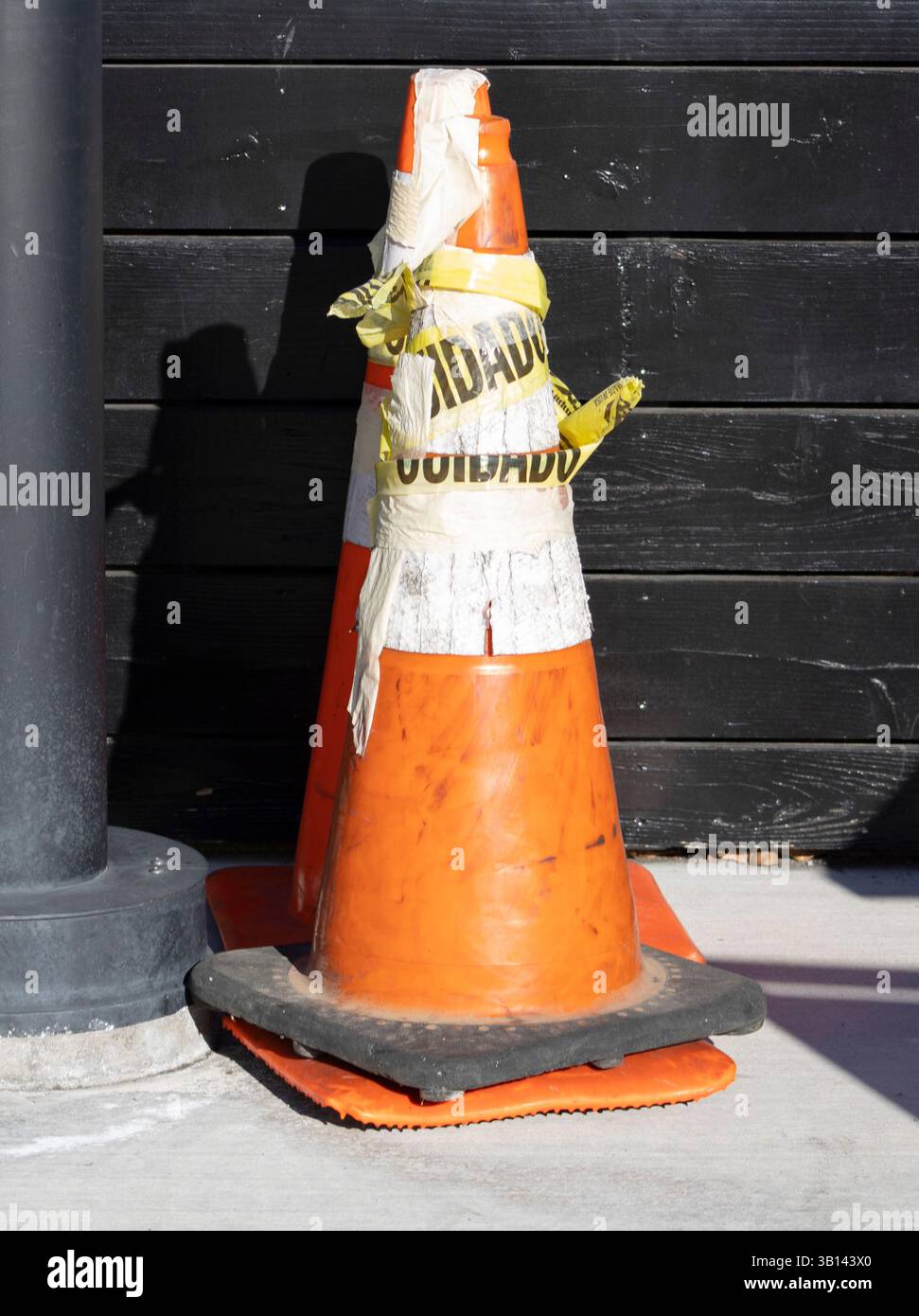 il cono segnaletico arancione è rivolto verso l'esterno Foto Stock