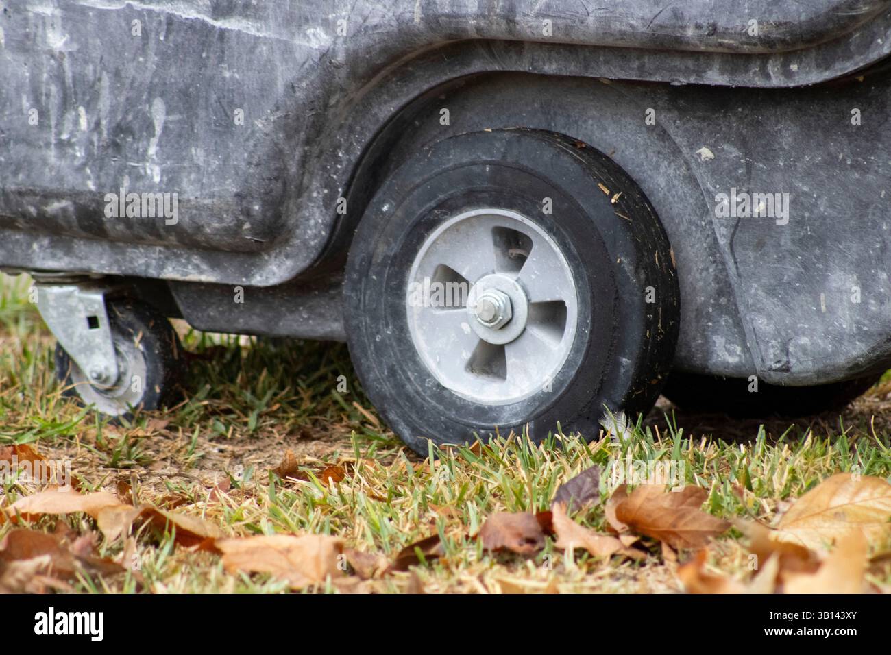 carriola per trasportare la spazzatura al cassone ribaltabile Foto Stock