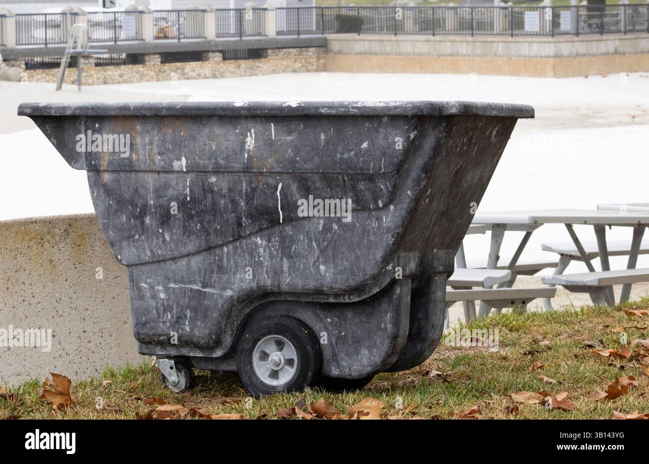 carriola per trasportare la spazzatura al cassone ribaltabile Foto Stock
