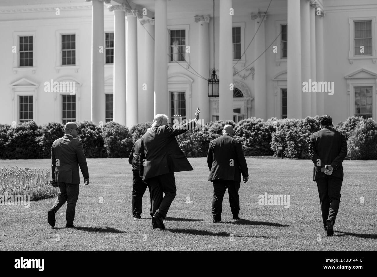 23 aprile 2025 - Washington, Distretto di Columbia, USA - il presidente Donald Trump esamina i prati nord e sud della Casa Bianca per individuare possibili posizioni per nuovi pali di bandiera. (Credit Image: © Joyce N. Boghosian/White House/ZUMA Press Wire) SOLO PER USO EDITORIALE! Non per USO commerciale! Foto Stock
