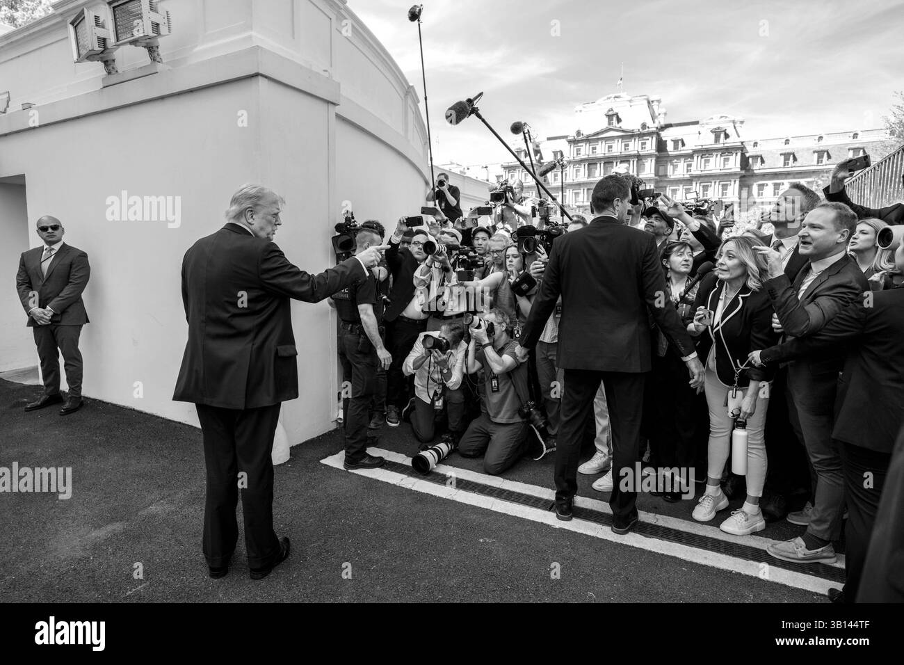 23 aprile 2025 - Washington, Distretto di Columbia, USA - il presidente Donald Trump saluta la stampa mentre esamina i prati nord e sud della Casa Bianca per individuare potenziali posizioni per nuovi pali di bandiera. (Credit Image: © Joyce N. Boghosian/White House/ZUMA Press Wire) SOLO PER USO EDITORIALE! Non per USO commerciale! Foto Stock