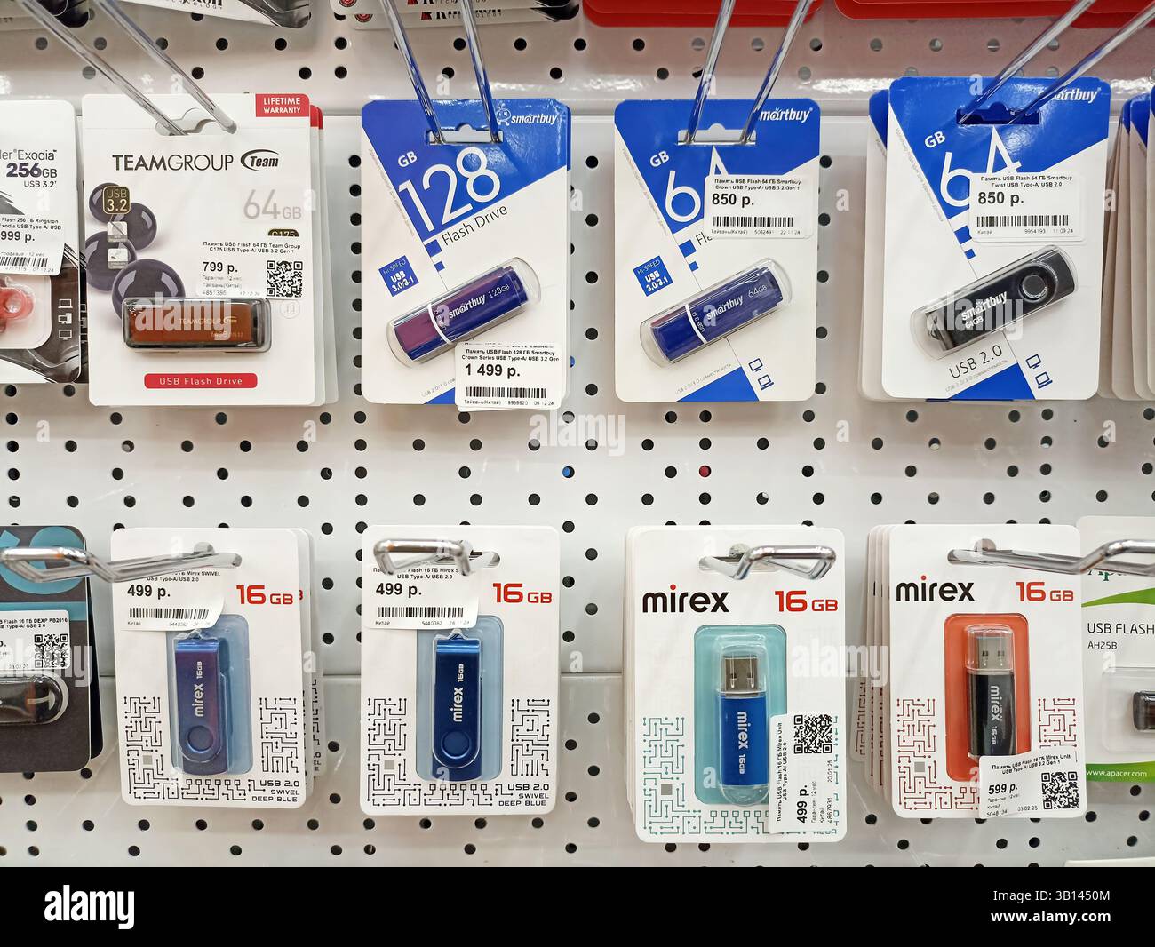 Le unità flash USB vengono visualizzate su una scheda di rete con varie capacità di archiviazione. Foto Stock
