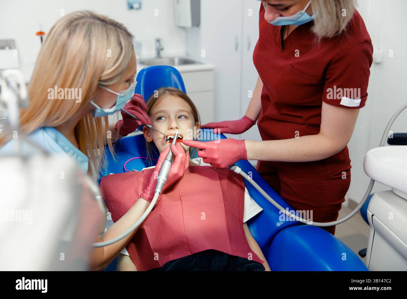 Odontoiatria per bambini, dentista sorridente, dentista pediatrico, sorriso sano, dentista visita bambino, armadio stomatologico, clinica odontoiatrica Foto Stock