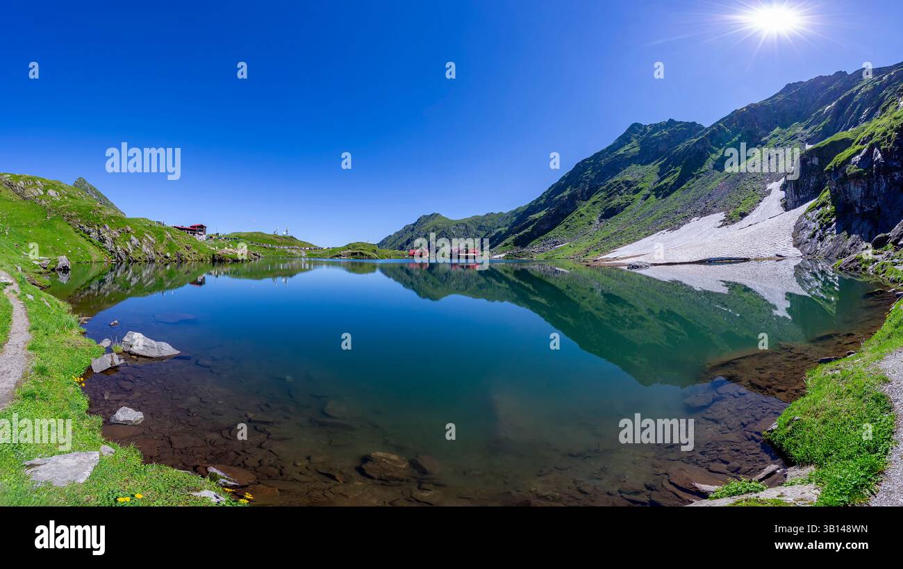 Il lago Balea è un lago ghiacciato caratterizzato da paesaggi alpini panoramici in cima all'autostrada Transfagarasan tra i monti Carpazi, Romania, Europa Foto Stock