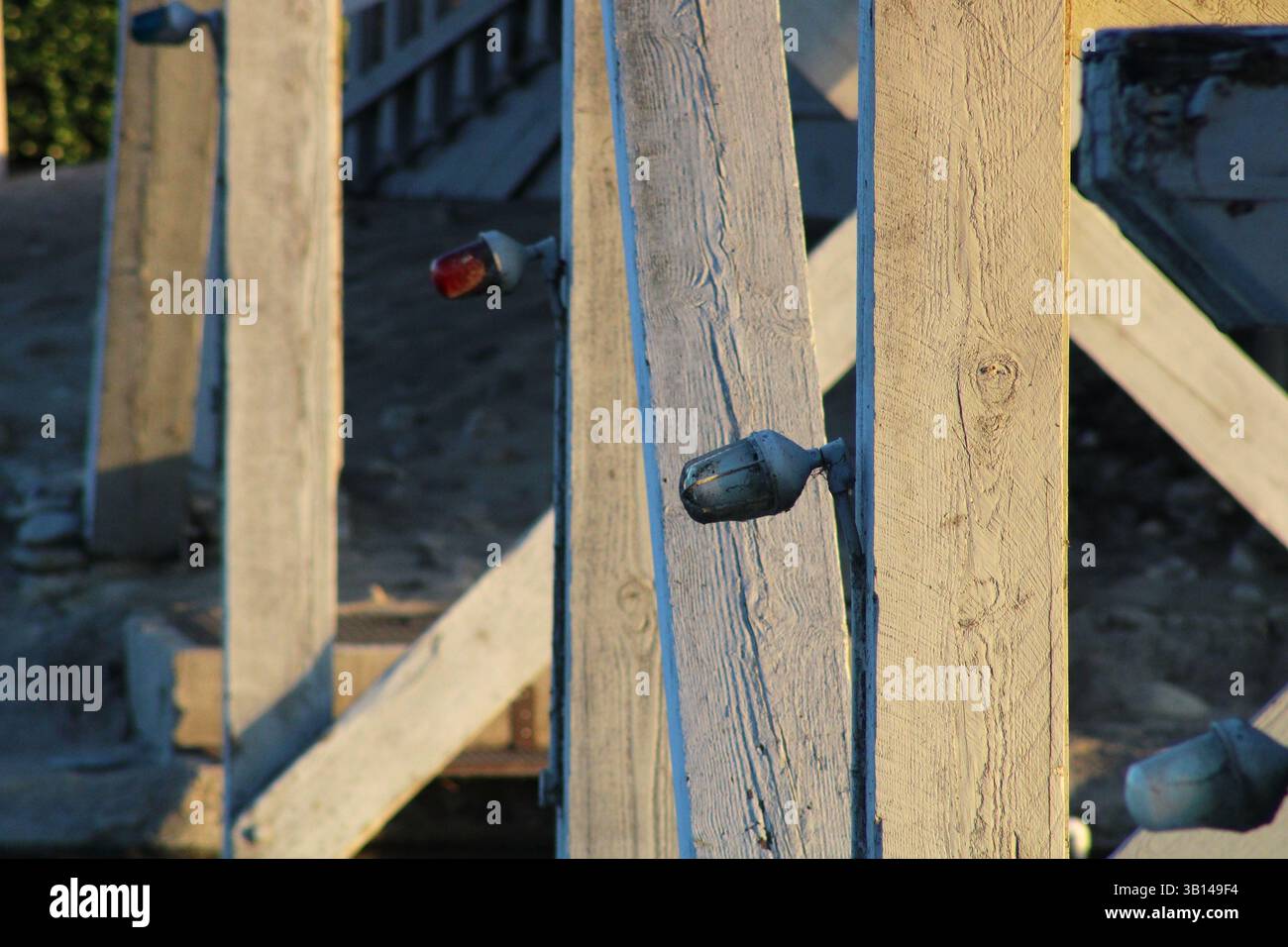 supporti per travi in legno sotto il ponte Foto Stock