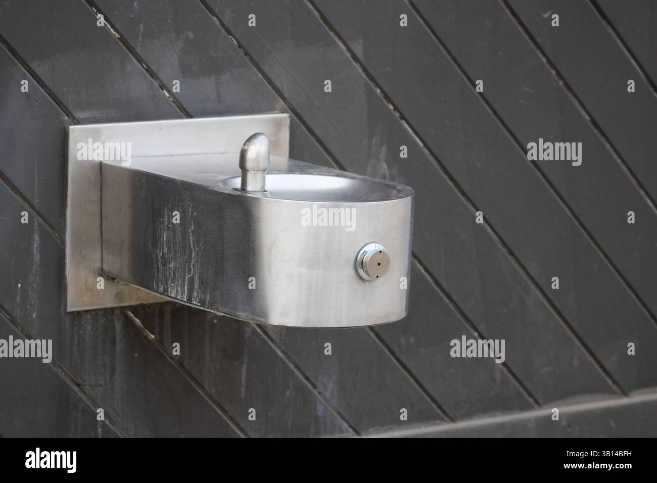 fontana d'argento nel parco pubblico Foto Stock