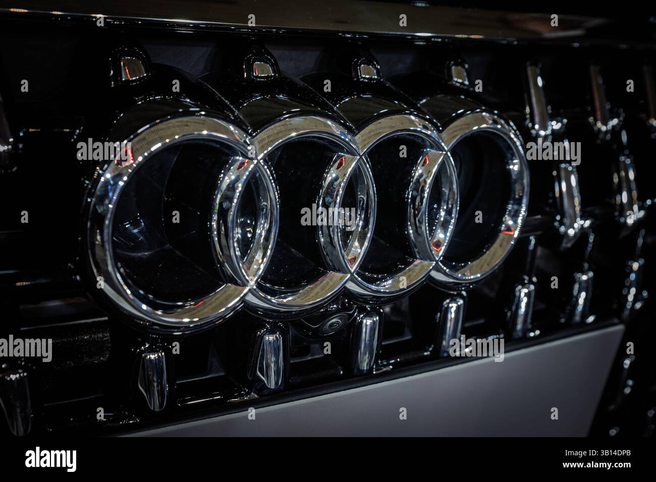 BELGRADO, SERBIA - 21 MARZO 2025: Logo Audi con quattro anelli cromati a incastro sulla griglia nera di Belgrado. Audi è una fabbrica automobilistica tedesca Foto Stock