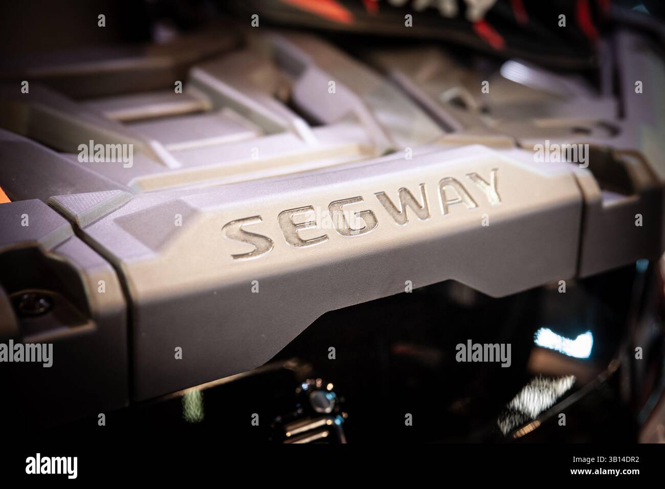 BELGRADO, SERBIA - 21 MARZO 2025: Primo piano del logo SEGWAY su un pannello in plastica grigio di un nuovo veicolo per la mobilità personale. Il Segway è un Foto Stock