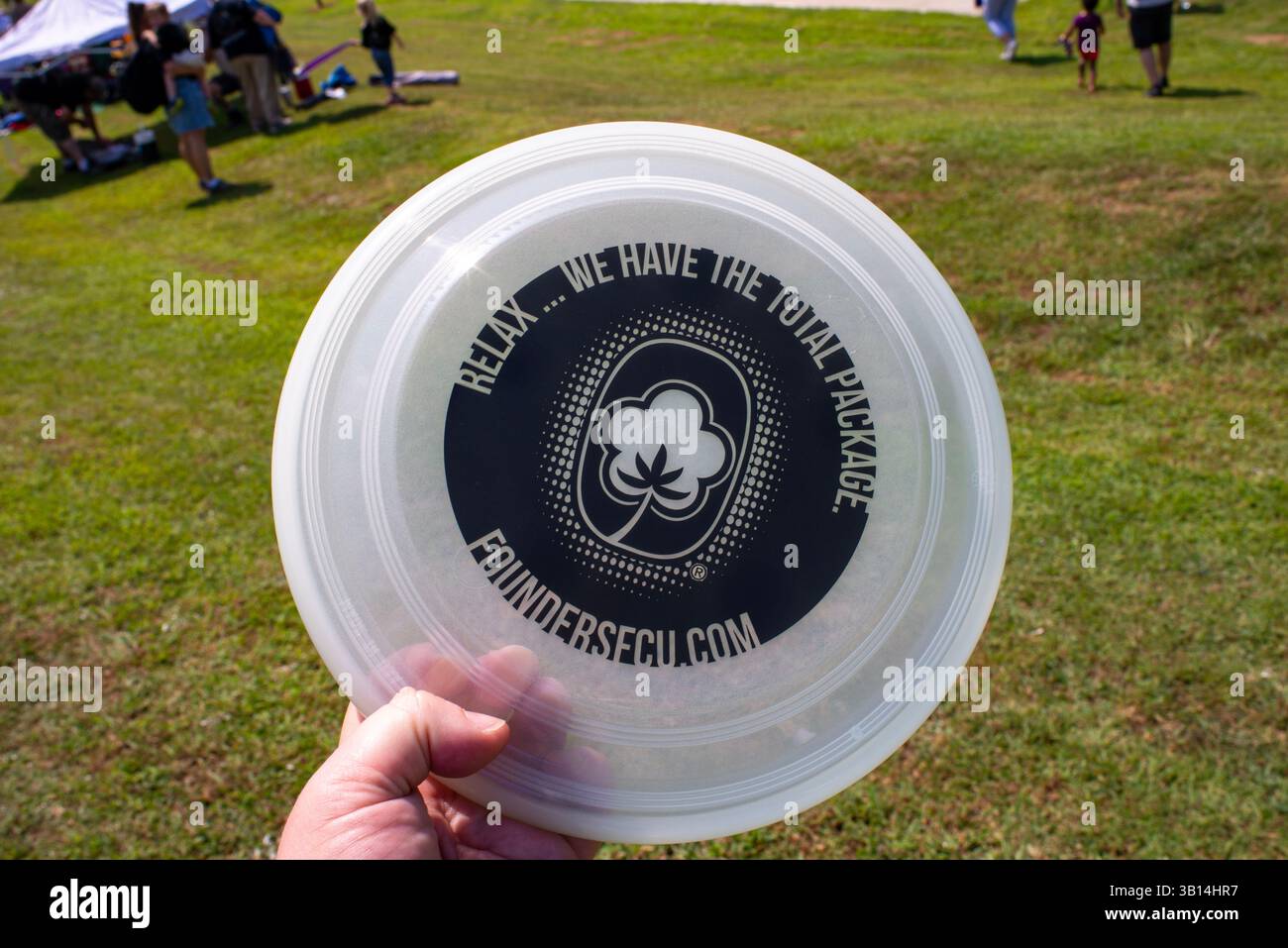 Il Great American Eclipse 2017 è stato celebrato con un festival comunitario presso la Southern Wesleyan University a Central, Pickens County, South Carolina. Mentre l'eclissi si avvicinava, l'illuminazione si trasformò in uno strano colore giallo-verde a questa vista nel Sentiero della totalità. Foto Stock