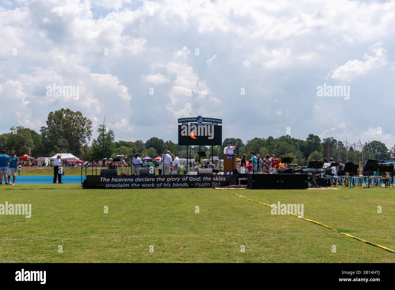 Il Great American Eclipse 2017 è stato celebrato con un festival comunitario presso la Southern Wesleyan University a Central, Pickens County, South Carolina. Mentre l'eclissi si avvicinava, l'illuminazione si trasformò in uno strano colore giallo-verde a questa vista nel Sentiero della totalità. Foto Stock