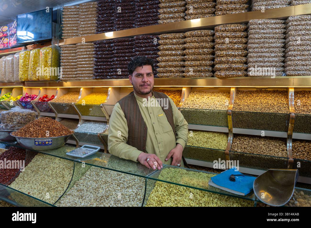 Uomo afghano che vende spezie e noci Foto Stock