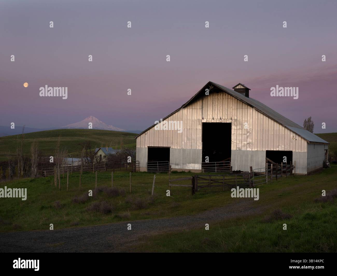 WA26516-00....WASHINGTON - alba con luna e Mount Hood al Columbia Hills Historic State Park. Foto Stock