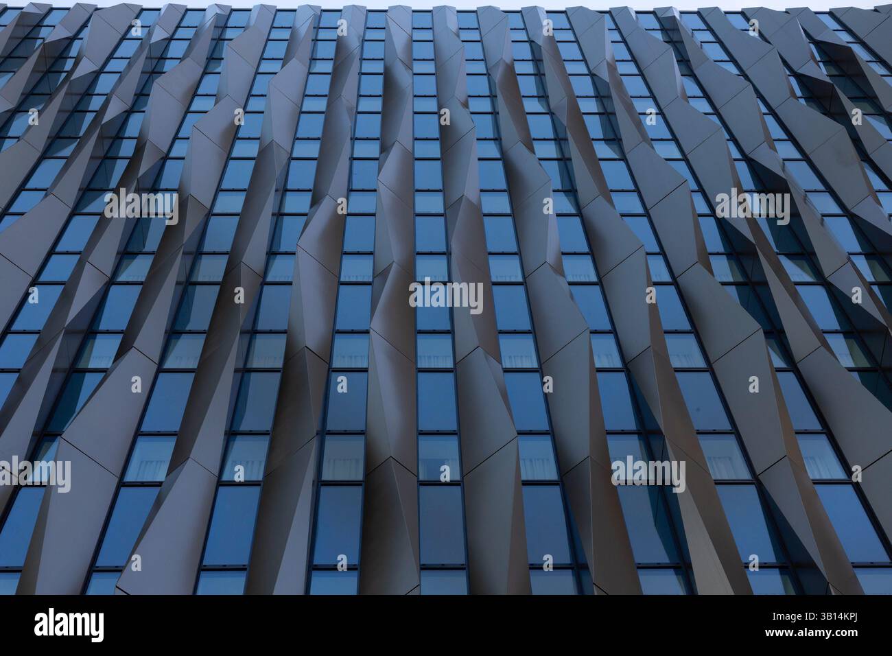 LONDRA, Regno Unito - 1 APRILE 2025: Vista astratta edificio esterno 11-15 Minories - Canopy by Hilton Foto Stock