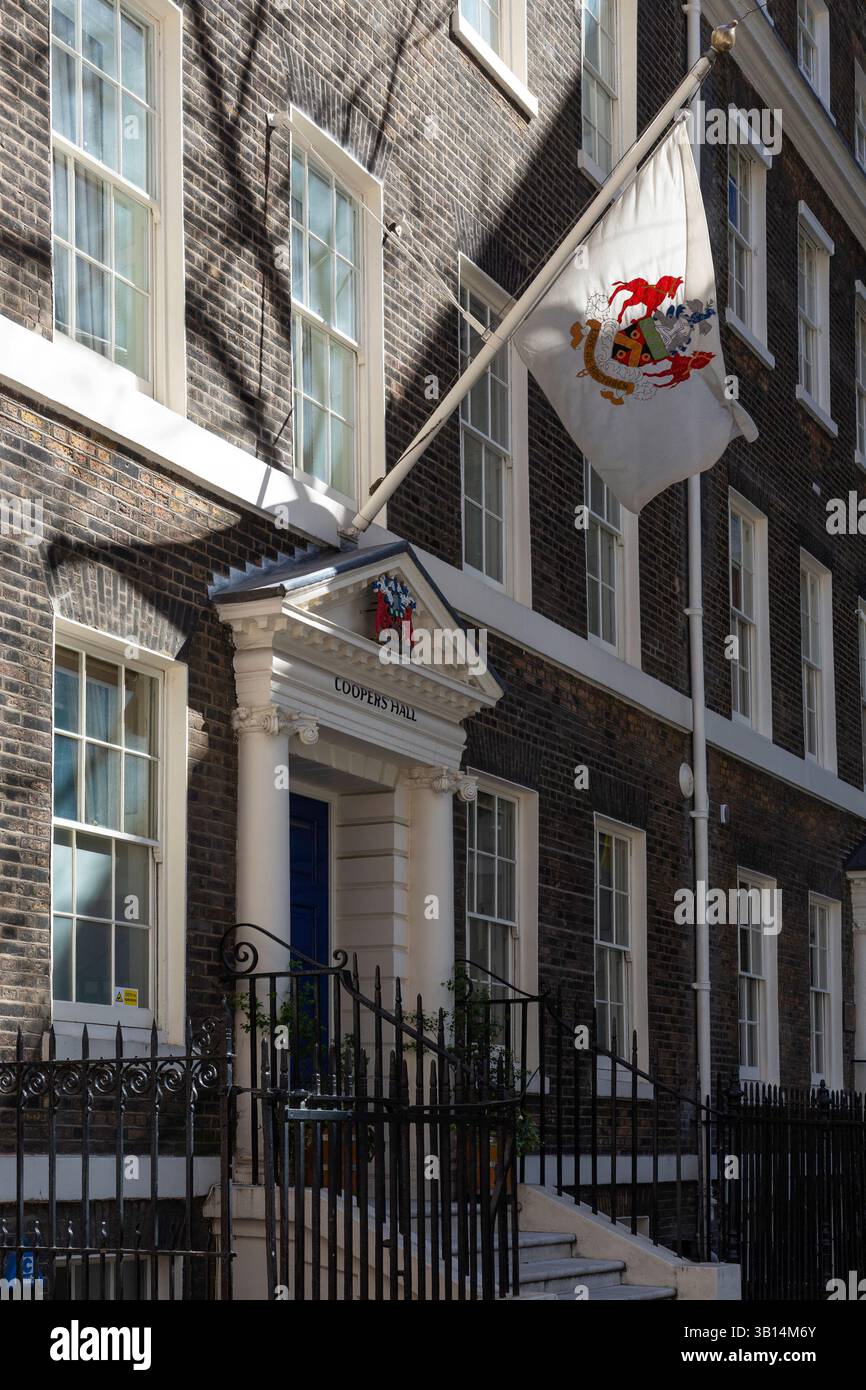 LONDRA, Regno Unito - 01 APRILE 2025: Cartello all'esterno della Coopers Hall in Devonshire Row, City of London Foto Stock