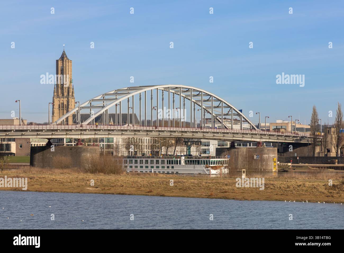 John Frost Bridge, ufficiale britannico che durante l'operazione Market Garden nel settembre 1944 guidò le forze aviotrasportate ad Arnhem. Filmato: "Un ponte troppo lontano". Foto Stock