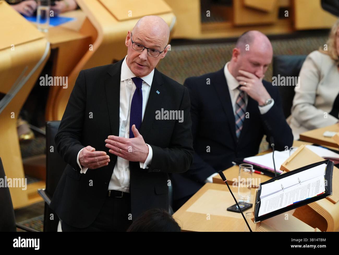 Foto del file del 24/04/25 del primo ministro scozzese John Swinney durante le domande della First Minster (FMQ) al Parlamento scozzese a Holyrood, Edimburgo. Partecipare al funerale di Papa Francesco sarà un "onore”, il primo ministro scozzese ha affermato sottolineando l'importanza della rappresentanza del paese a Roma. Data di pubblicazione: Venerdì 25 aprile 2025. Foto Stock