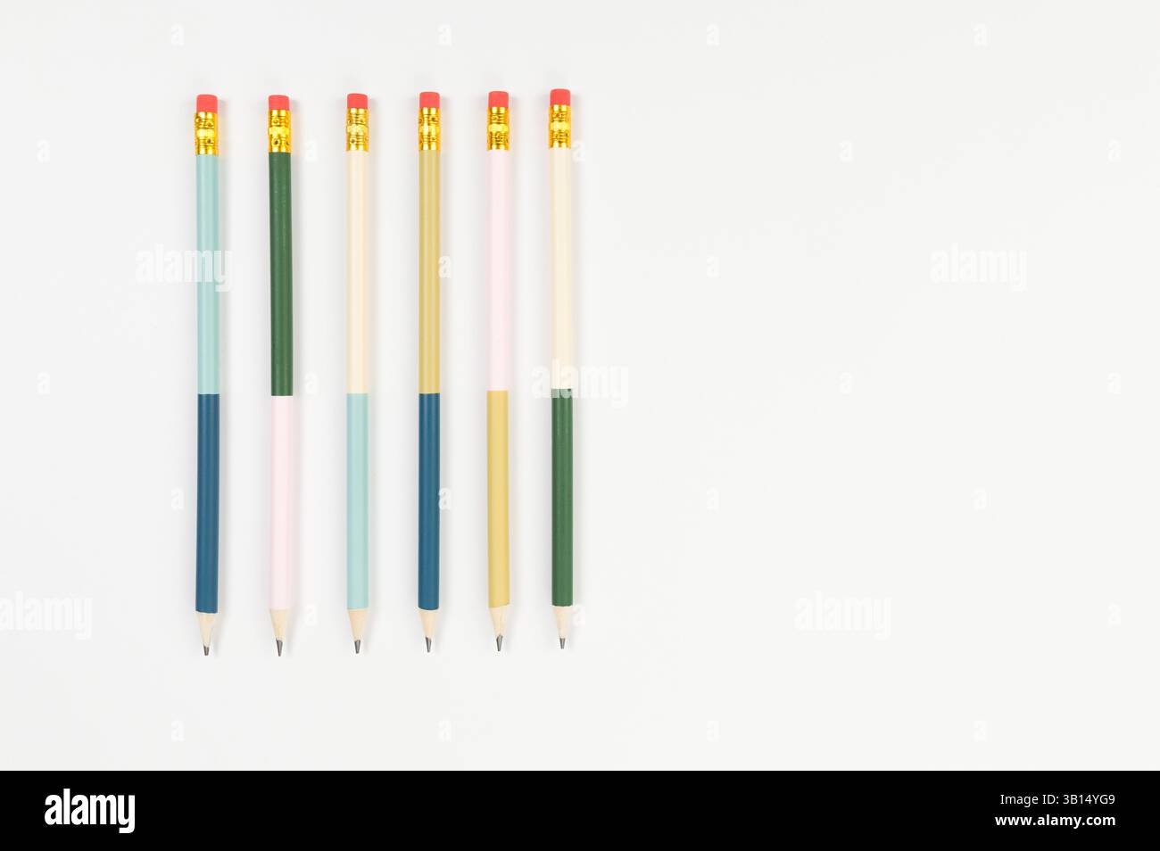 Vista dall'alto delle matite colorate su sfondo bianco. Scuola, ufficio, carta da parati. Disposizione piatta, spazio di copia. Foto Stock